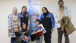 Polisten çocuklara sıcak jest