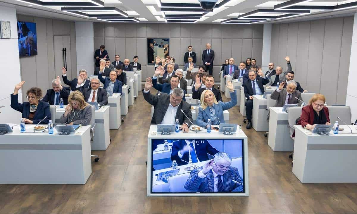 İş dünyası toplantısında katılımcılar oy kullanıyor, kararlar alınıyor.