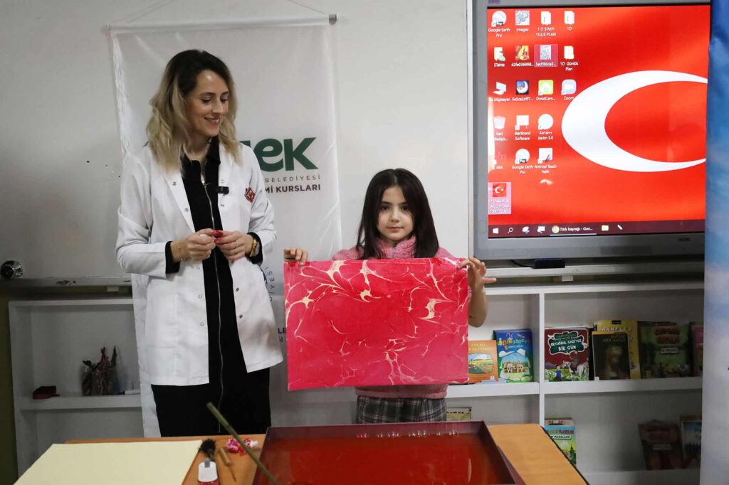 Sakarya Büyükşehir Belediyesi'nden Öğrencilerle Milli Marş ve Ebru Etkinliği