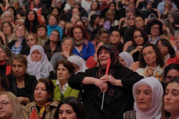 CHP Genel Başkanı Özgür Özel, Eskişehir'de Kadınlarla 8 Mart Buluşmasında Bir Araya Geldi