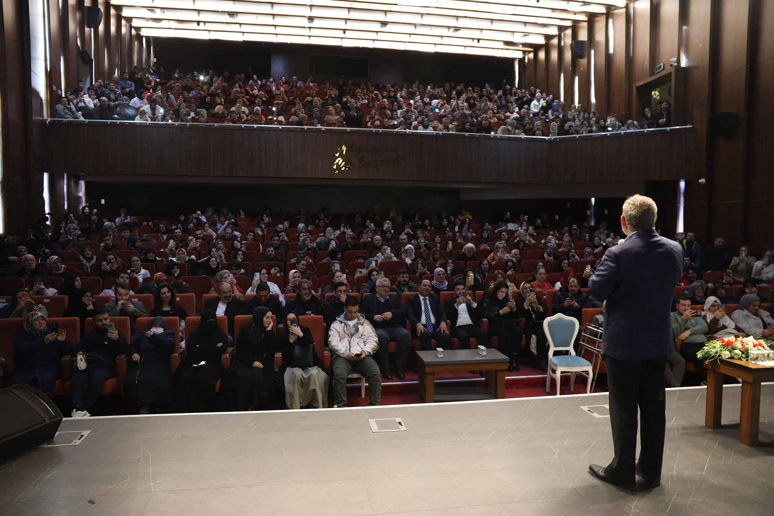 Dursun Ali Erzincanlı, Sakarya'da Ramazan Ayı Etkinliğinde Şiirleriyle Dinleyicileri Etkiledi