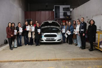 Kadınlar Atölyede Araç Bakımını Öğrendi