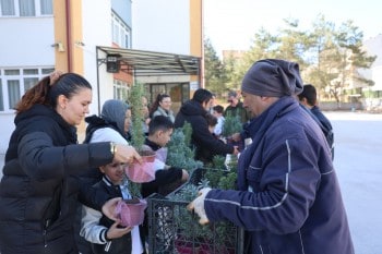 Eskişehir Büyükşehir Belediyesi, Fatma Nur Çelik Anısına Öğrencilerin Çiçek Talebini Karşıladı