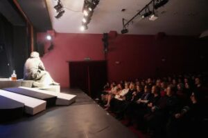 Ayşe Ünlüce, Şehir Tiyatroları'nın 'Unutmak' Oyununda Sanat Tutkunlarıyla Buluştu