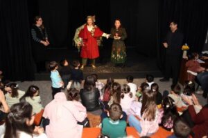 Eskişehir Şehir Tiyatroları'nda 'Rüzgârda Savrulan Yapraklar' Oyunu Minik Seyircilerle Buluştu